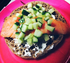 Un crumpet, du fromage frais, des morceaux de concombre, un morceau de saumon fumé! 23 08 2014